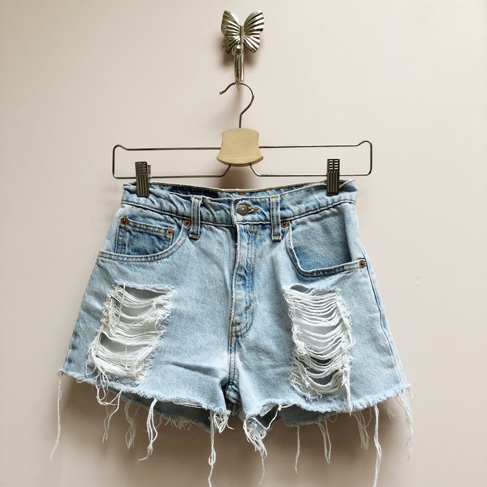 LEVI’s Distressed Cut-Off Shorts